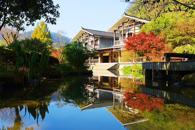 張家界黃龍洞景區(qū)：初冬秋色艷，游客樂(lè)享休閑時(shí)光（組圖）